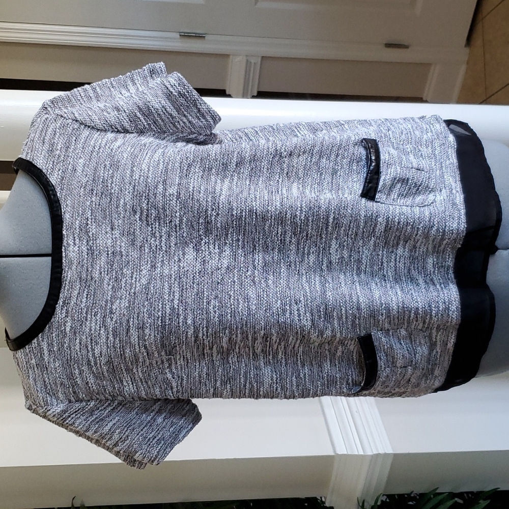 White House Black Market Black & White Top Size Large